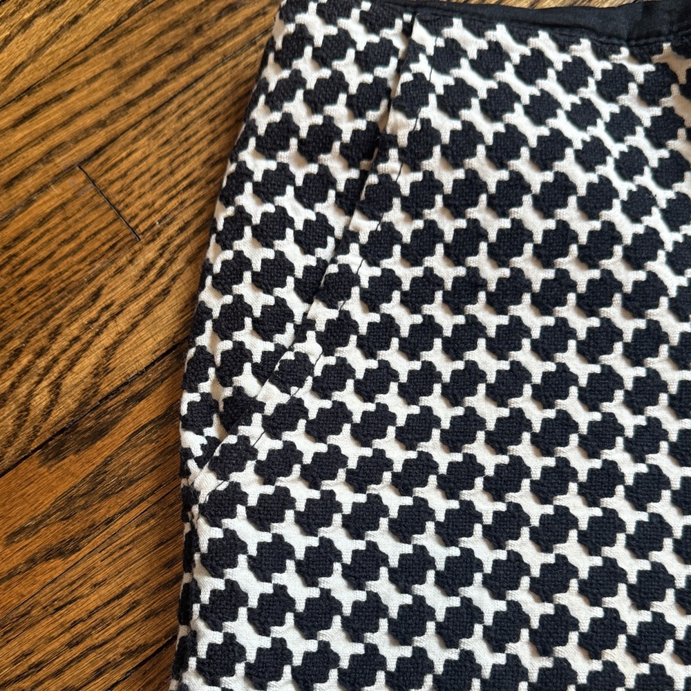 Trina Turk Black & White Houndstooth Shorts! 🖤 - Picture 3 of 5